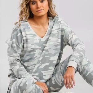 Z Supply Gray Camouflage Lounge Sweatshirt